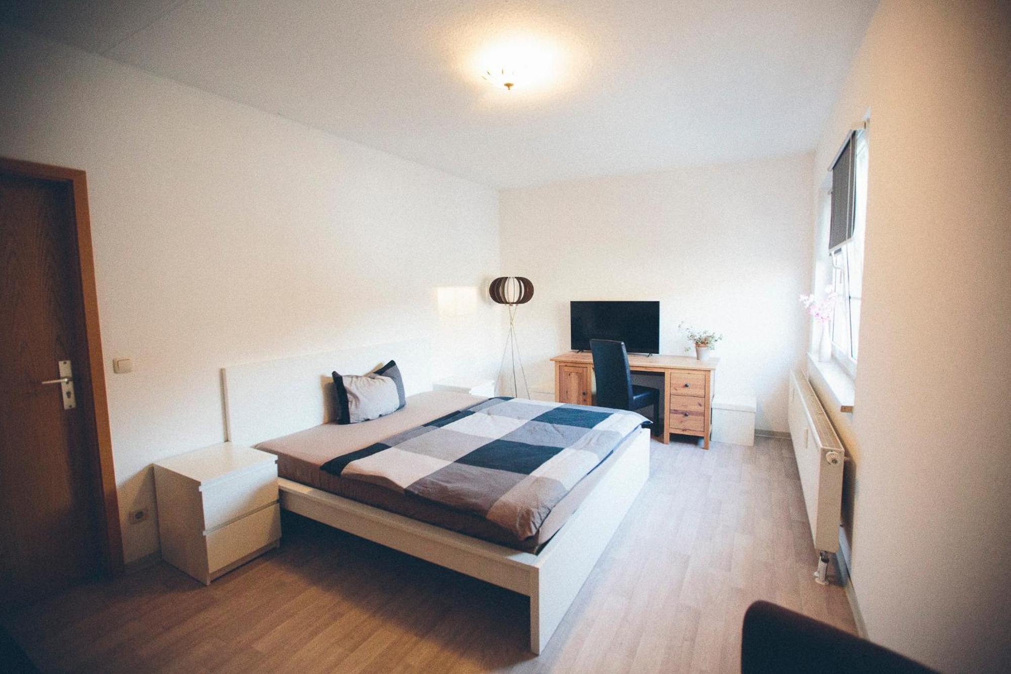 Grosse & Voll Ausgestattete Apartments, Studios, Doppelzimmer, Workspace, Parkplatz, Netflix, Prime & Schnelles Wifi In Ruhiger Lage Mit Garten Rudolstadt Exterior foto